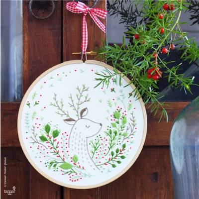 CHRISTMAS DEER - KIT BRODERIE 21X21CM - TAMBOUR NON INCLUS - TAMAR NY
