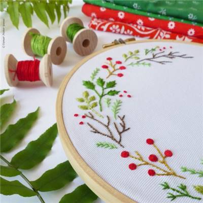 CHRISTMAS WREATH - KIT BRODERIE 21X21CM - TAMBOUR NON INCLUS - TAMAR