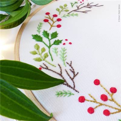 CHRISTMAS WREATH - KIT BRODERIE 21X21CM - TAMBOUR NON INCLUS - TAMAR