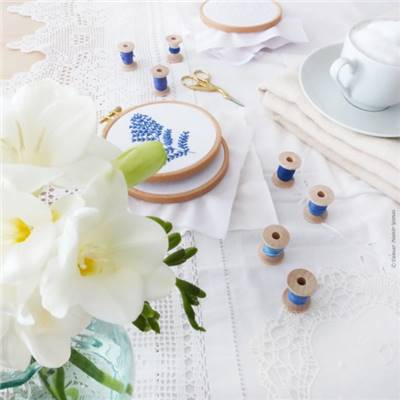 BLUE LEAVES - KIT BRODERIE 16X16CM - TAMBOUR NON INCLUS - TAMAR NY