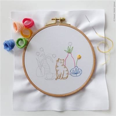 TULIPS AND CAT - KIT BRODERIE 21X21CM - TAMBOUR NON INCLUS - TAMAR NY