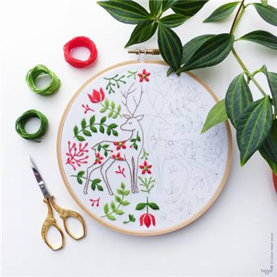 TWO CHRISTMAS DEER - KIT BRODERIE 21X21CM-TAMBOUR NON INCLUS-TAMAR NY