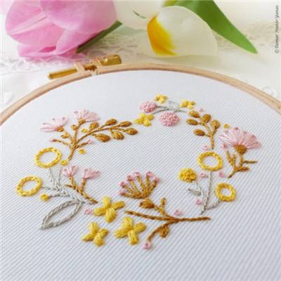 YELLOW PINK FLOWERS -KIT BRODERIE 16X16CM-TAMBOUR NON INCLUS-TAMAR NY