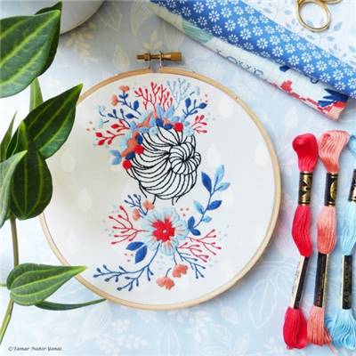 FLOWER CROWN LADY - KIT BRODERIE 21X21CM-TAMBOUR NON INCLUS -TAMAR NY