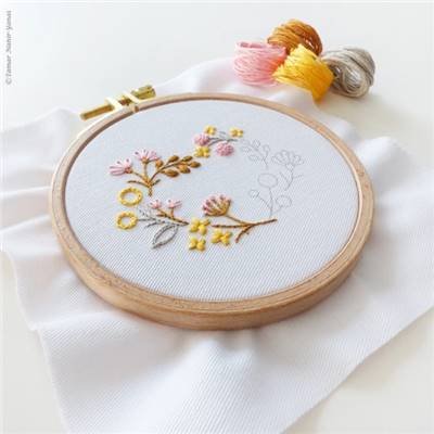 YELLOW PINK FLOWERS -KIT BRODERIE 16X16CM-TAMBOUR NON INCLUS-TAMAR NY