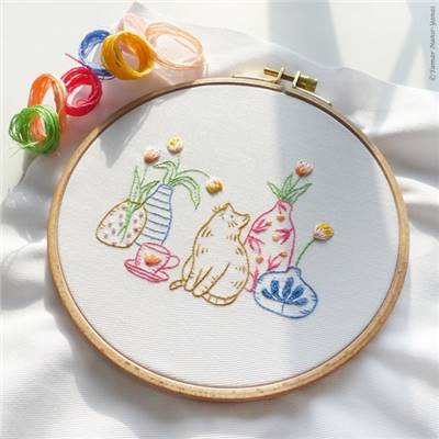 TULIPS AND CAT - KIT BRODERIE 21X21CM - TAMBOUR NON INCLUS - TAMAR NY