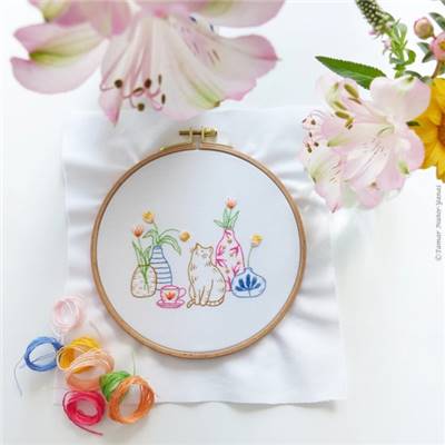 TULIPS AND CAT - KIT BRODERIE 21X21CM - TAMBOUR NON INCLUS - TAMAR NY