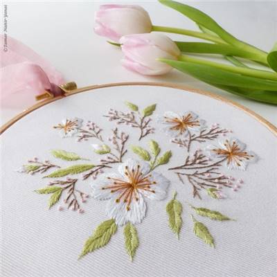 ALMOND BLOSSOM - KIT BRODERIE 21X21CM - TAMBOUR NON INCLUS - TAMAR NY