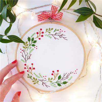 CHRISTMAS WREATH - KIT BRODERIE 21X21CM - TAMBOUR NON INCLUS - TAMAR