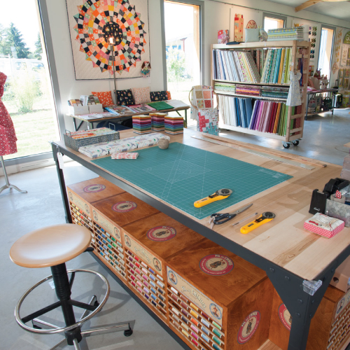 une table de l'atelier showroom le Pavillon du Fil du fabricant Milpoint.