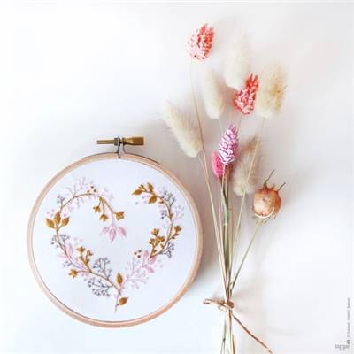 WILDFLOWERS HEART - KIT BRODERIE 16X16CM -TAMBOUR NON INCLUS-TAMAR NY