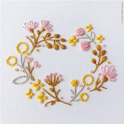 YELLOW PINK FLOWERS -KIT BRODERIE 16X16CM-TAMBOUR NON INCLUS-TAMAR NY