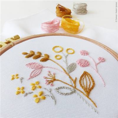 YELLOW PINK FLOWERS -KIT BRODERIE 16X16CM-TAMBOUR NON INCLUS-TAMAR NY