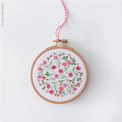 CHRISTMAS FLOWERS - KIT BRODERIE 16X16CM -TAMBOUR NON INCLUS-TAMAR NY