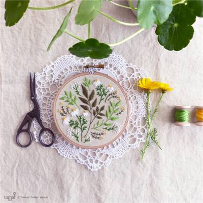 GREEN LEAVES - KIT BRODERIE 16X16CM - TAMBOUR NON INCLUS - TAMAR NY