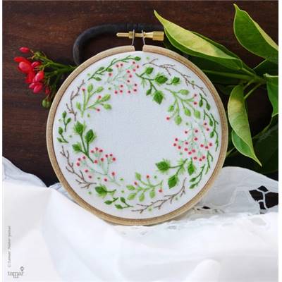 CHRISTMAS CROWN - KIT BRODERIE 16X16CM - TAMBOUR NON INCLUS-TAMAR NY