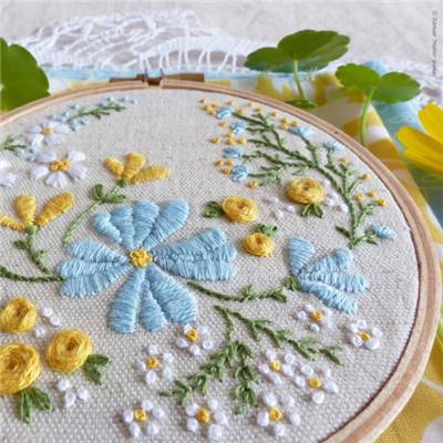 BLOSSOMING GARDEN - KIT BRODERIE 16X16CM -TAMBOUR NON INCLUS-TAMAR NY