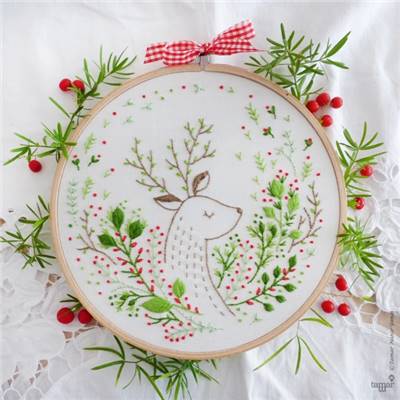 CHRISTMAS DEER - KIT BRODERIE 21X21CM - TAMBOUR NON INCLUS - TAMAR NY