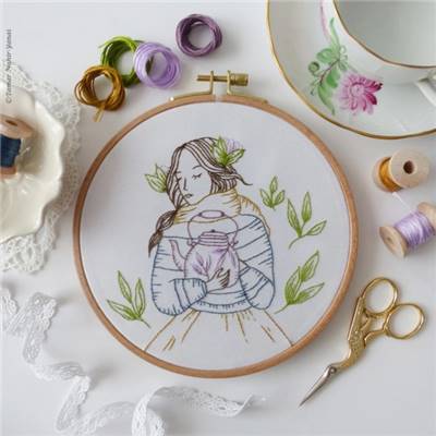 TEA TIME LADY COLOR-KIT BRODERIE 21X21CM-TAMBOUR NON INCLUS-TAMAR NY