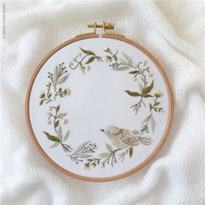 BIRD & WREATH - KIT BRODERIE 21X21CM - TAMBOUR NON INCLUS - TAMAR NY