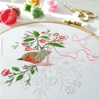 CHRISTMAS ROBIN BIRD-KIT BRODERIE 21X21CM-TAMBOUR NON INCLUS-TAMAR NY