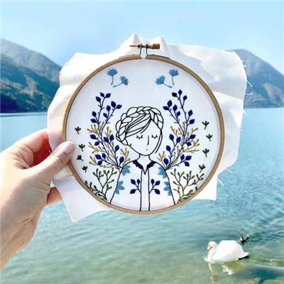 DREAMY LADY - KIT BRODERIE 21X21CM - TAMBOUR NON INCLUS - TAMAR NY