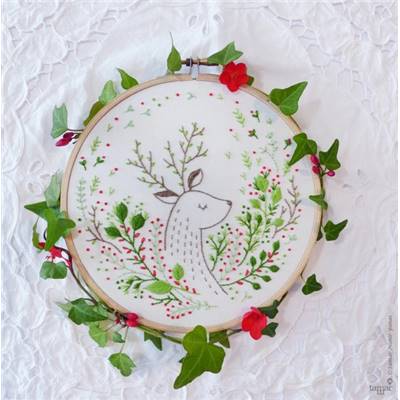 CHRISTMAS DEER - KIT BRODERIE 21X21CM - TAMBOUR NON INCLUS - TAMAR NY