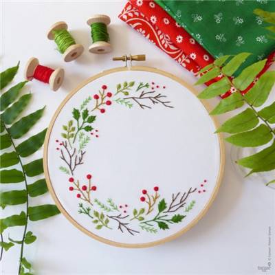 CHRISTMAS WREATH - KIT BRODERIE 21X21CM - TAMBOUR NON INCLUS - TAMAR