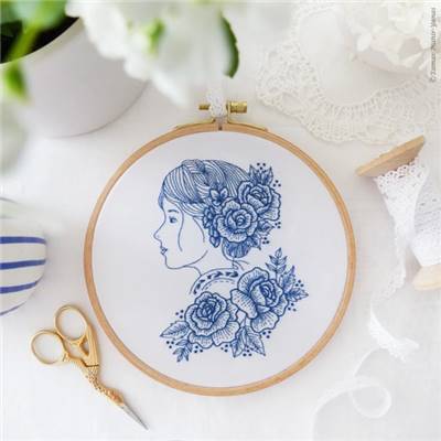 BLUE ROSE LADY - KIT BRODERIE 21X21CM - TAMBOUR NON INCLUS - TAMAR NY