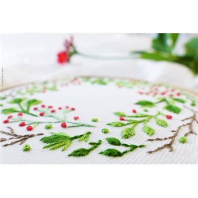 CHRISTMAS CROWN - KIT BRODERIE 16X16CM - TAMBOUR NON INCLUS-TAMAR NY