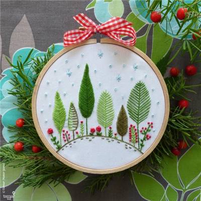 CHRISTMAS FOREST - KIT BRODERIE 16X16CM - TAMBOUR NON INCLUS-TAMAR NY