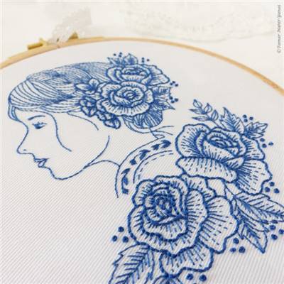 BLUE ROSE LADY - KIT BRODERIE 21X21CM - TAMBOUR NON INCLUS - TAMAR NY