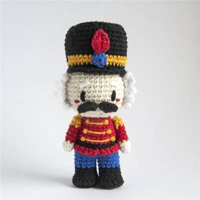 KIT AMIGURUMI HOOOKED - FRITZ CASSE-NOISETTE