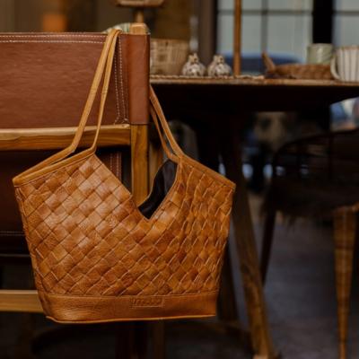 SAC À MAIN SHOPPER ENTRECROISÉ EN CUIR MUUD - DOSY - WHISKY