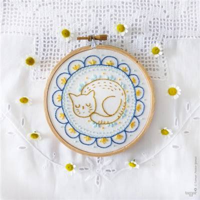 SLEEPY CAT - KIT BRODERIE 16X16CM - TAMBOUR NON INCLUS - TAMAR NY