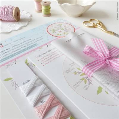 ALMOND BLOSSOM - KIT BRODERIE 21X21CM - TAMBOUR NON INCLUS - TAMAR NY