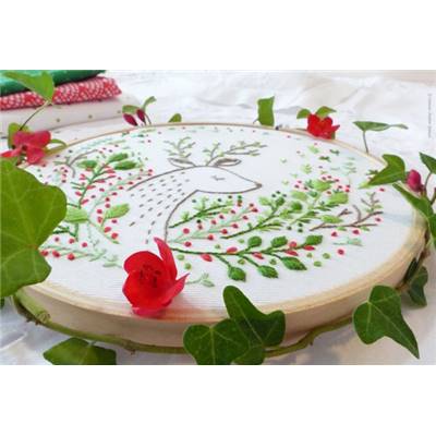 CHRISTMAS DEER - KIT BRODERIE 21X21CM - TAMBOUR NON INCLUS - TAMAR NY
