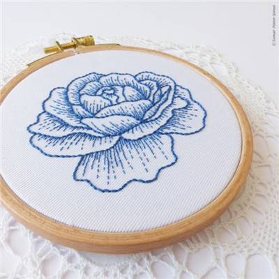 THE BLUE ROSE - KIT BRODERIE 16X16CM - TAMBOUR NON INCLUS - TAMAR NY