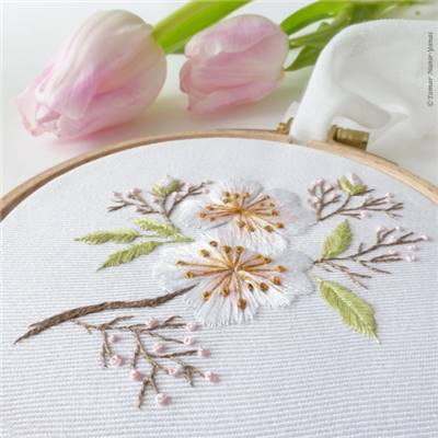 ALMOND BLOSSOM MINI-KIT BRODERIE 16X16CM-TAMBOUR NON INCLUS-TAMAR NY