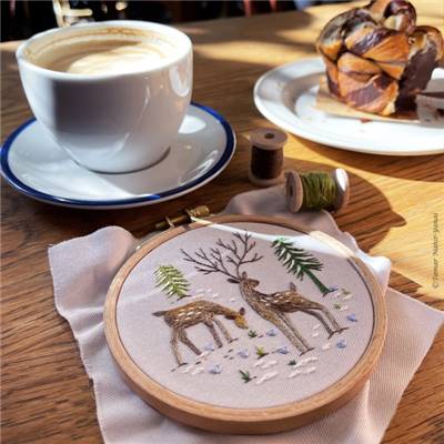 SNOWY DEER - KIT BRODERIE 16X16CM - TAMBOUR NON INCLUS - TAMAR NY