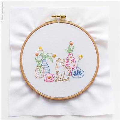 TULIPS AND CAT - KIT BRODERIE 21X21CM - TAMBOUR NON INCLUS - TAMAR NY