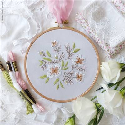 ALMOND BLOSSOM - KIT BRODERIE 21X21CM - TAMBOUR NON INCLUS - TAMAR NY