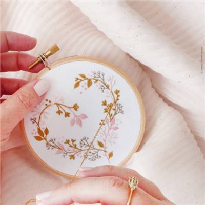 WILDFLOWERS HEART - KIT BRODERIE 16X16CM -TAMBOUR NON INCLUS-TAMAR NY