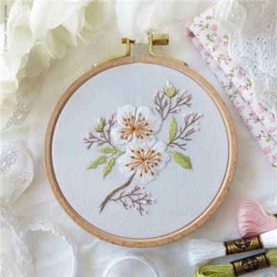 ALMOND BLOSSOM MINI-KIT BRODERIE 16X16CM-TAMBOUR NON INCLUS-TAMAR NY