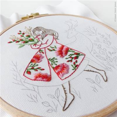 FESTIVE LADY & DEER-KIT BRODERIE 21X21CM-TAMBOUR NON INCLUS-TAMAR NY
