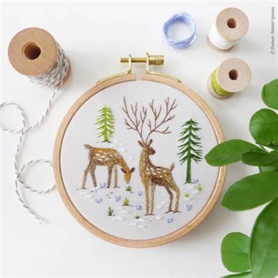 SNOWY DEER - KIT BRODERIE 16X16CM - TAMBOUR NON INCLUS - TAMAR NY