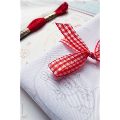 ANTIQUE RED KETTLE - KIT BRODERIE 21X21CM-TAMBOUR NON INCLUS-TAMAR NY