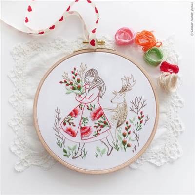 FESTIVE LADY & DEER-KIT BRODERIE 21X21CM-TAMBOUR NON INCLUS-TAMAR NY