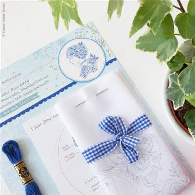 BLUE ROSE LADY - KIT BRODERIE 21X21CM - TAMBOUR NON INCLUS - TAMAR NY