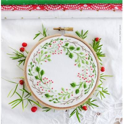 CHRISTMAS CROWN - KIT BRODERIE 16X16CM - TAMBOUR NON INCLUS-TAMAR NY